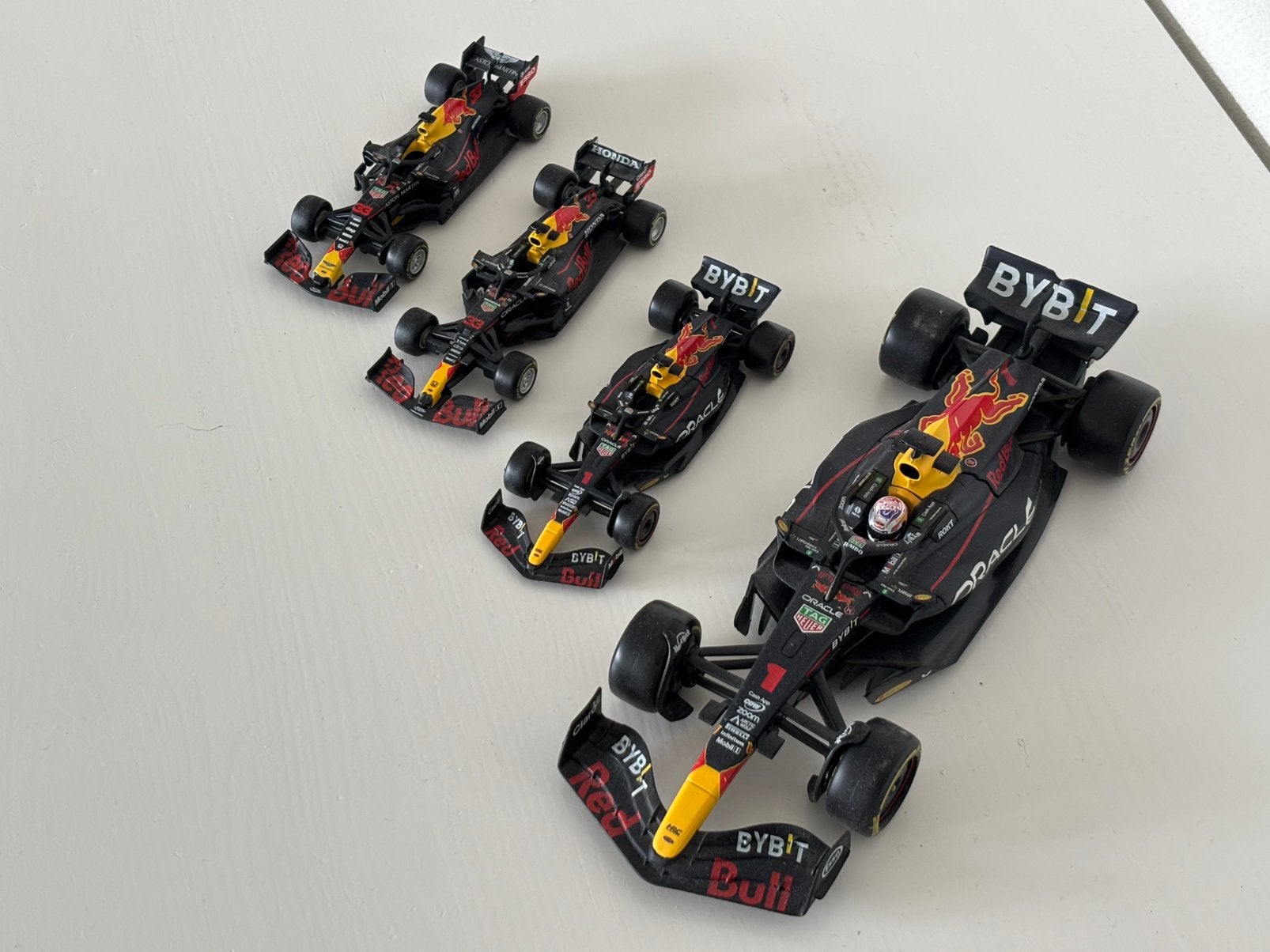 Red Bull Racing RB19 schaalmodellen (1:24, 1:43), Ophalen of Verzenden, Zo goed als nieuw, Bburago