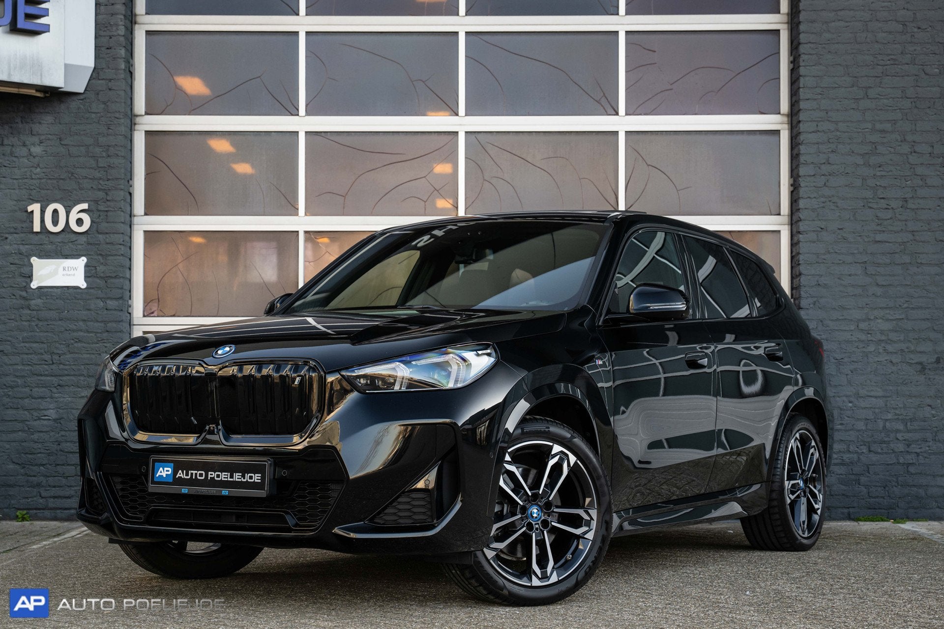 BMW iX1 xDrive30 Launch Edition 67 kWh M Sport, Pano, Leder,, Auto's, Automaat, Gebruikt, Zwart, Zwart