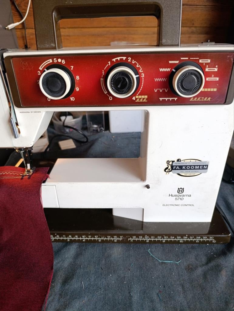 Husqvarna naaimachine, Hobby en Vrije tijd, Naaimachines en Toebehoren, Ophalen of Verzenden, Gebruikt, Naaimachine, Husqvarna