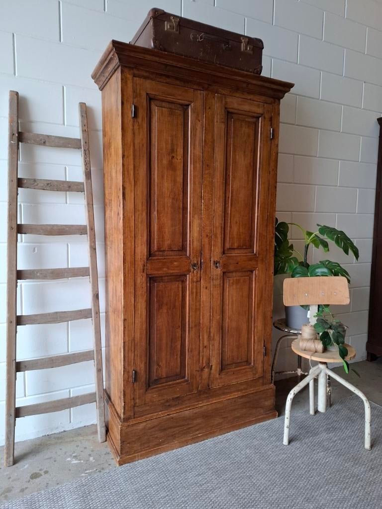 Vintage/Brocante houten kloosterkast, Antieke kast, Ophalen