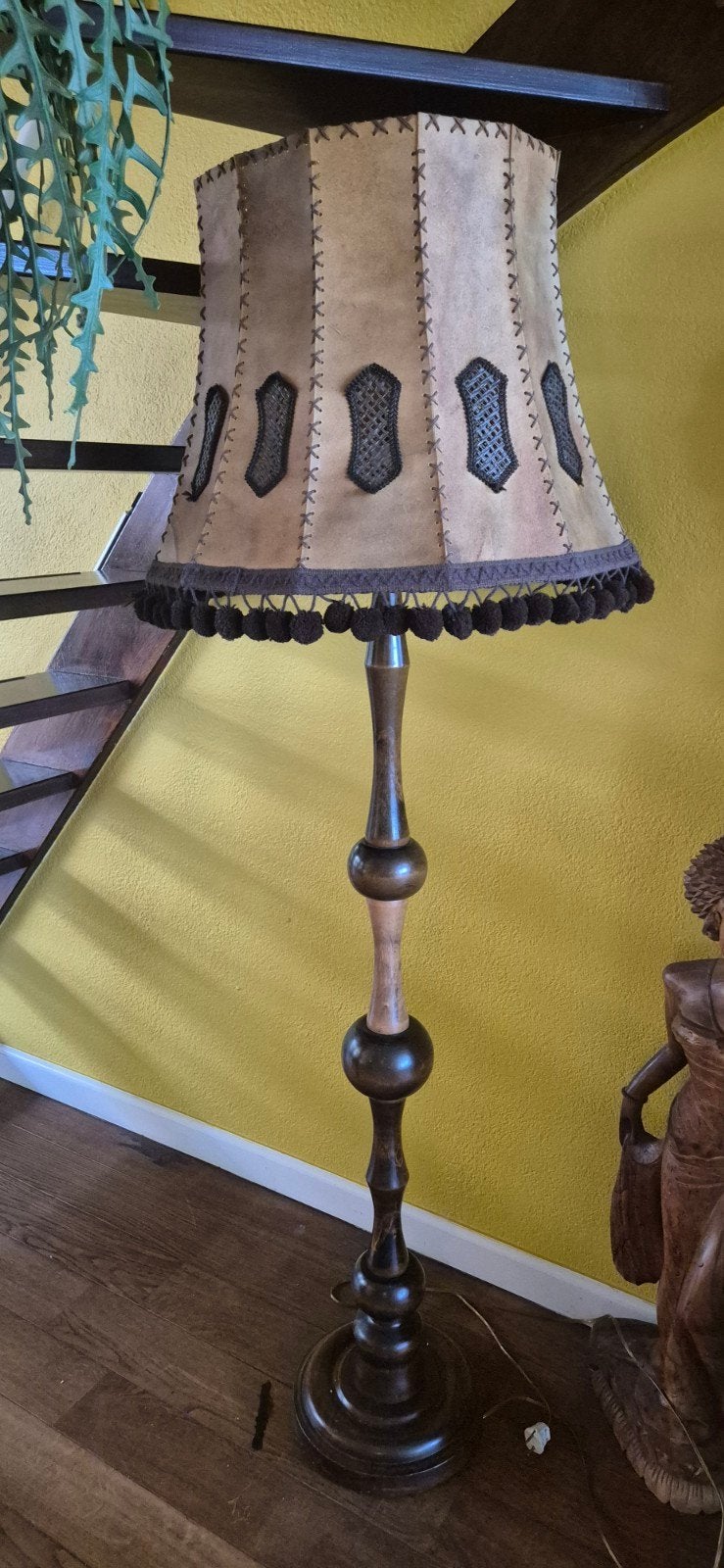 Vintage Vloerlamp Jaren '70 Gedraaide Houten Voet & Leren K, Antiek en Kunst, Antiek | Lampen, Ophalen