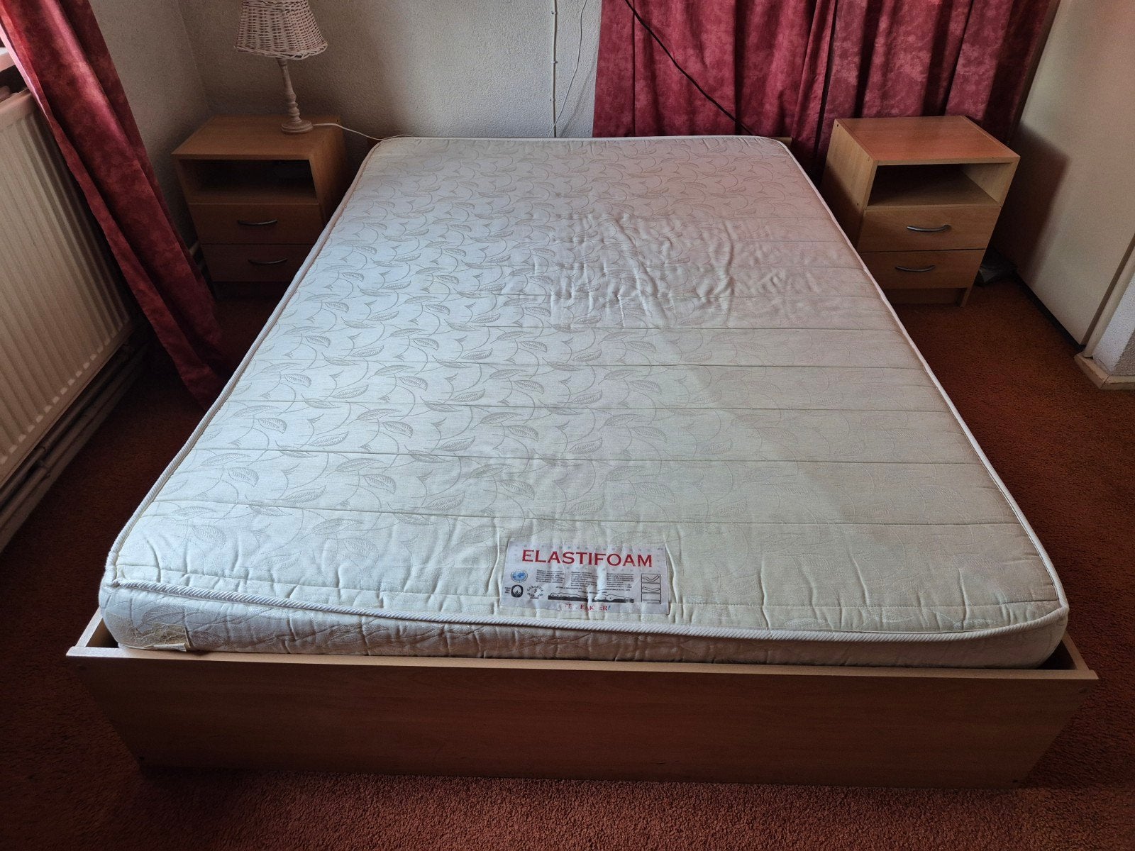 Tweepersoonsbed met matras en nachtkastjes, Ophalen, Gebruikt, Bruin, Tweepersoons