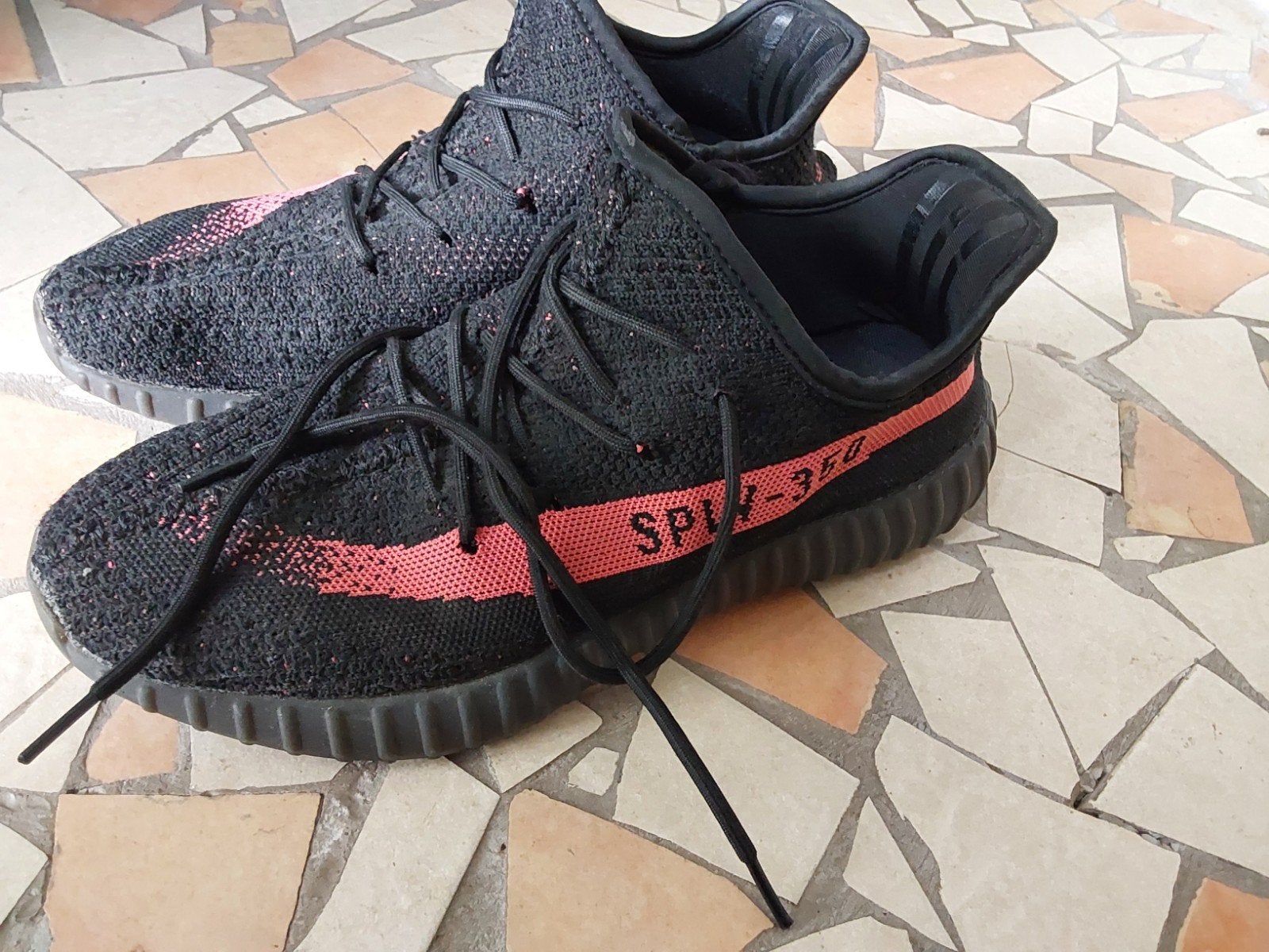 Adidas Yeezy Boost 350 V2 Core Black Red, Zwart, Ophalen of Verzenden, Adidas, Sneakers of Gympen