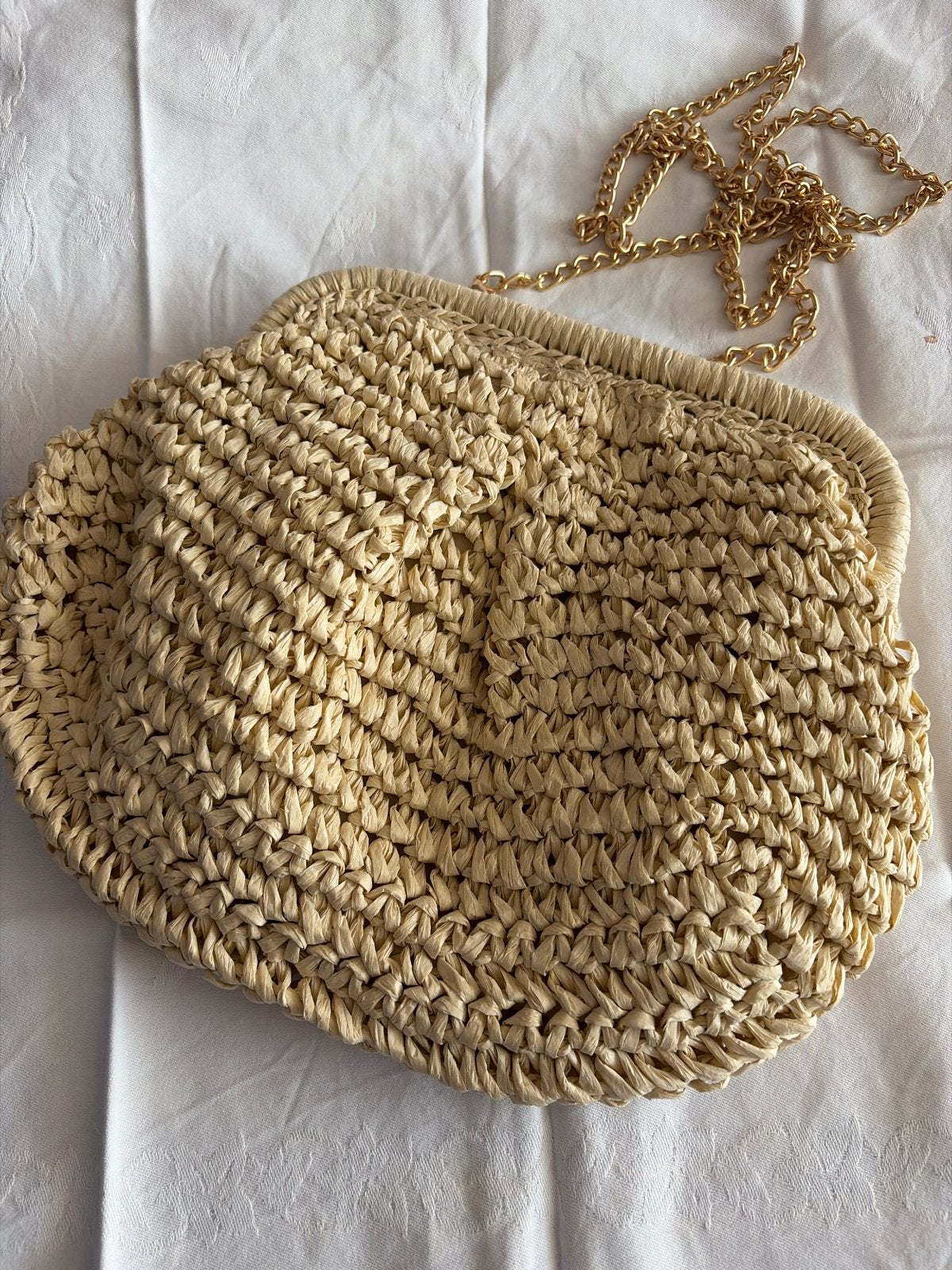 Stijlvolle rieten clutch met gouden ketting, Ophalen of Verzenden, Nieuw, Beige, Avondtasje