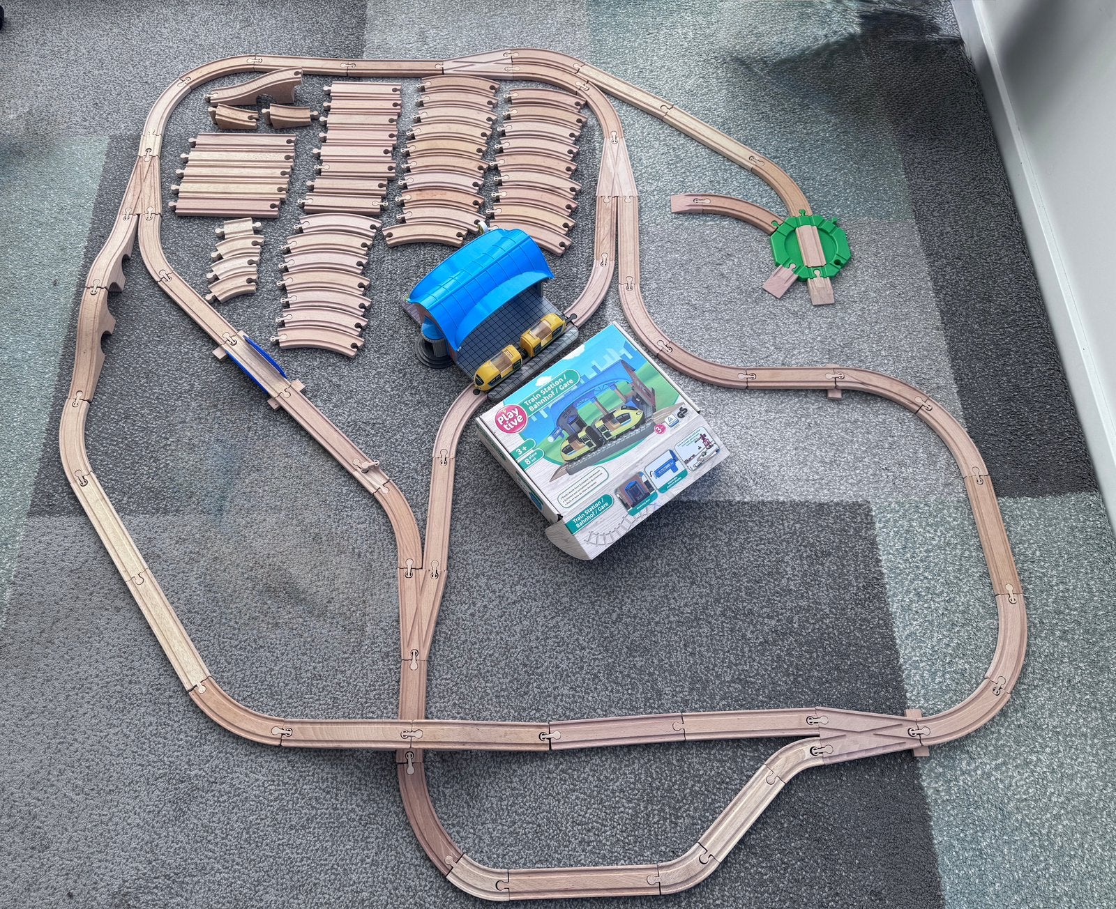 Grote houten treinbaanset met station, seinhuis,trein, rails, Kinderen en Baby's, Ophalen of Verzenden, Gebruikt, Rij- of Hobbelspeelgoed