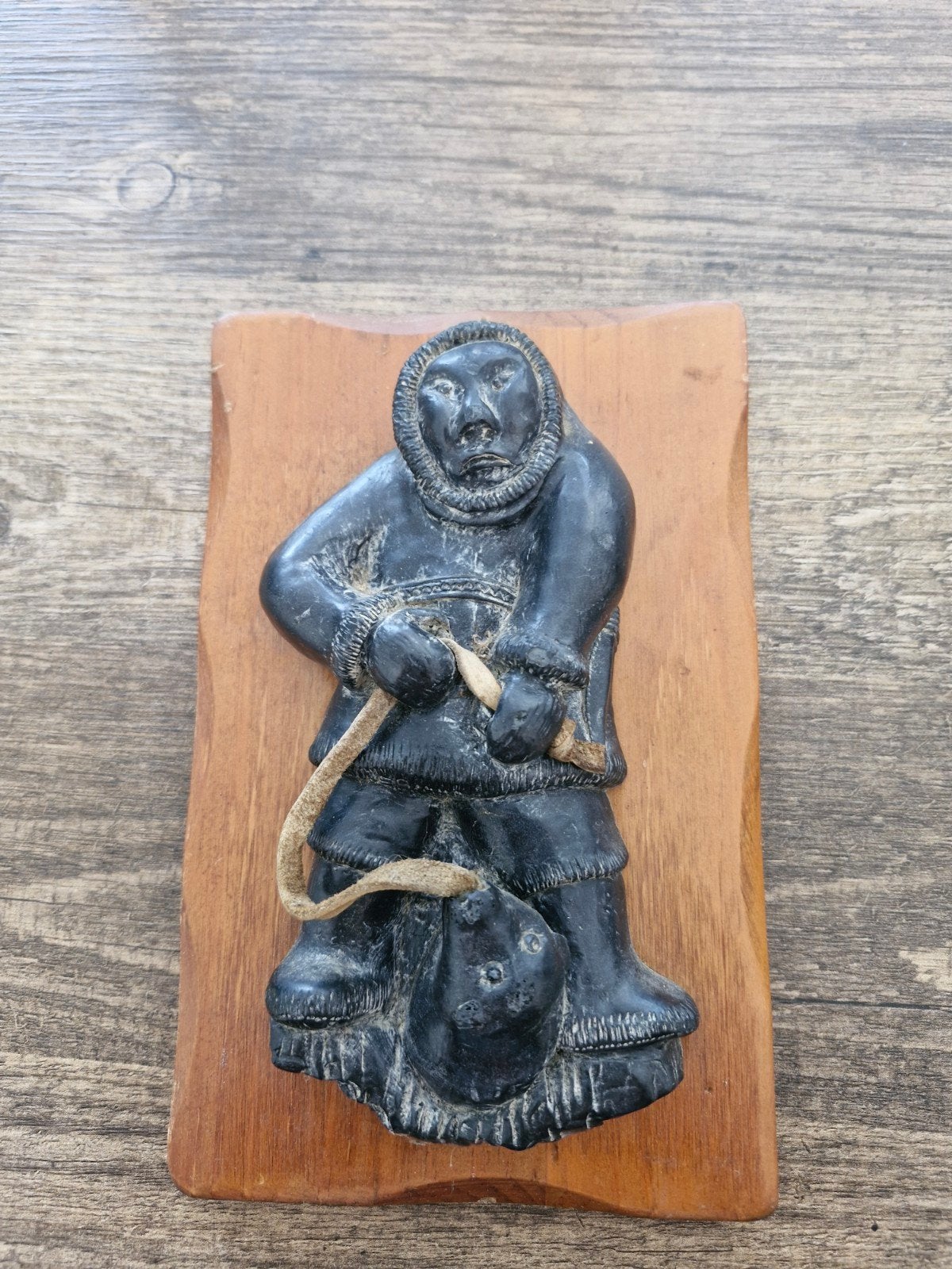 Vintage Eskimo met zeehond wand sculptuur., Ophalen of Verzenden, Zo goed als nieuw, Dier