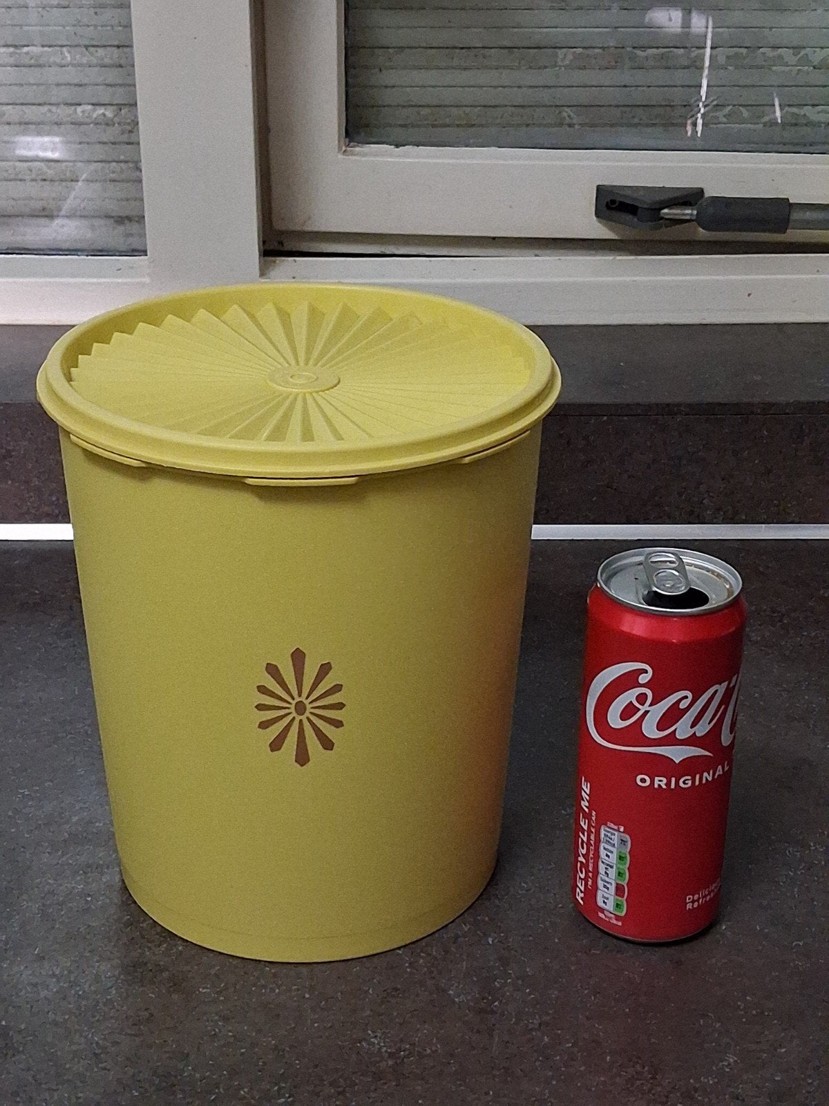 tupperware vintage voorraad pot geel zonnedeksel 22 cm nr 2, Ophalen of Verzenden, Geel