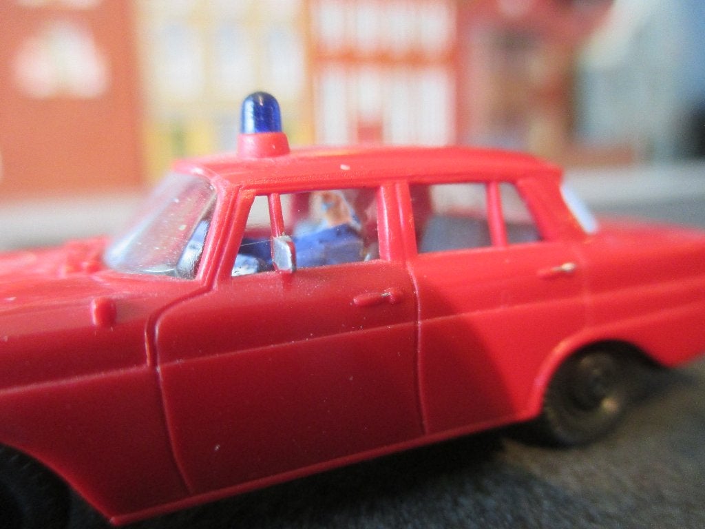 Mercedes Benz 190D brandweer met chauffeur, nummerborden etc, Hobby en Vrije tijd, Modelauto's | 1:87, Gebruikt, Auto, Ophalen of Verzenden