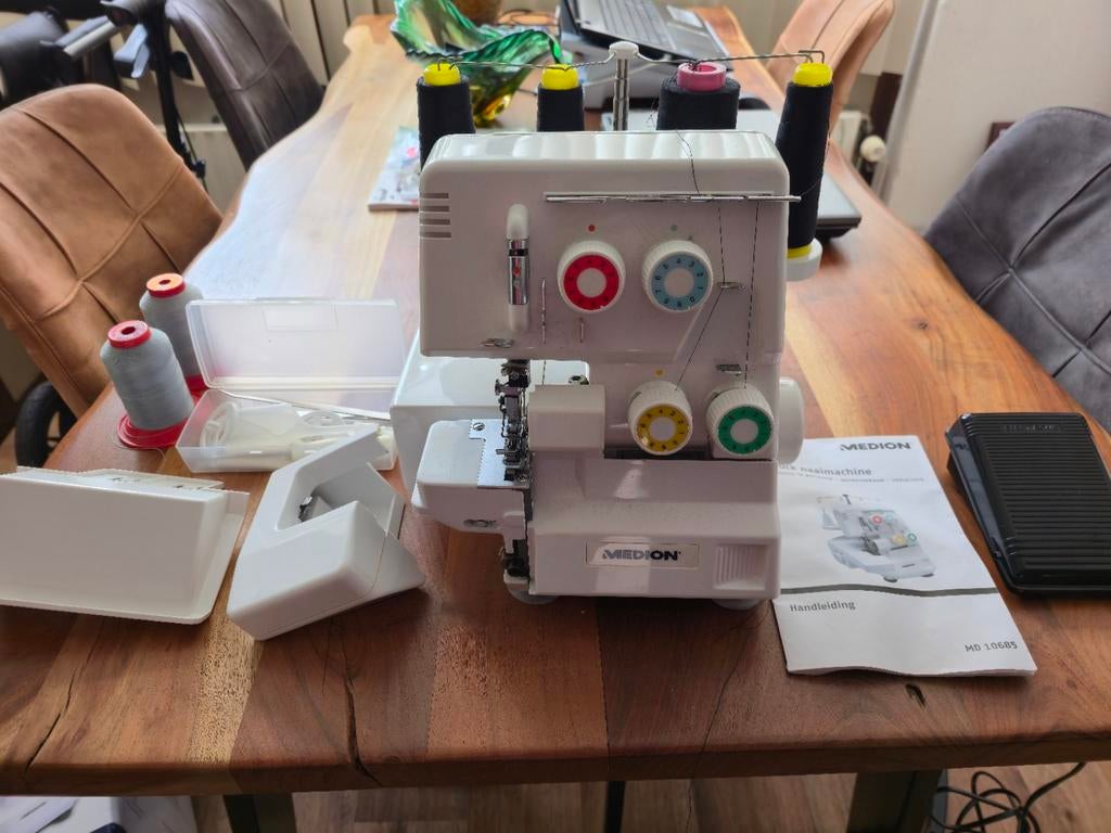 Medion Overlock naaimachine, Ophalen of Verzenden, Zo goed als nieuw, Naaimachine, Overige merken
