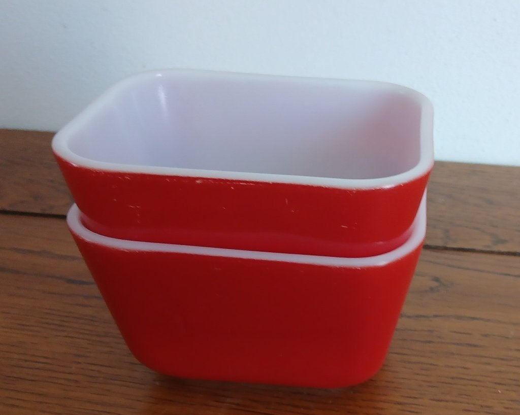 Vintage Pyrex set van 2 koelkast schaaltjes, model 0501 B-2, Huis en Inrichting, Keuken | Keukenbenodigdheden, Ophalen of Verzenden