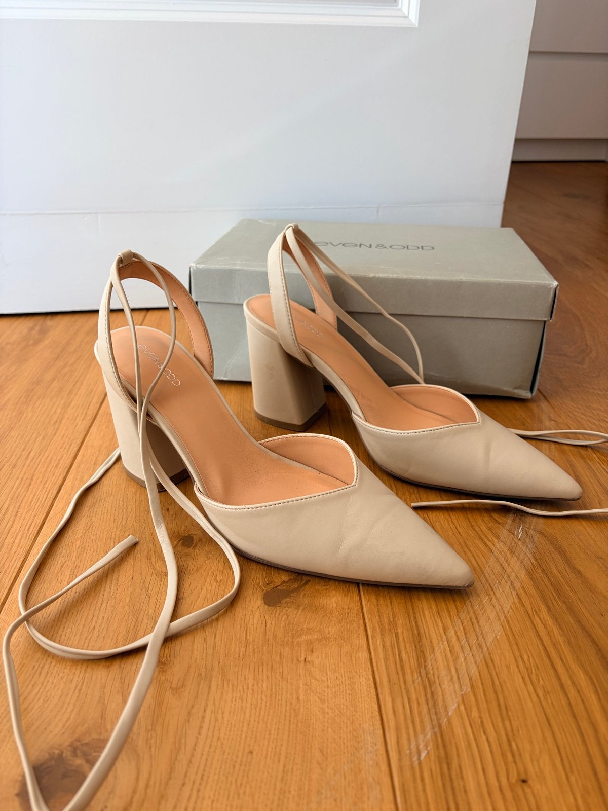 Even & Odd Pumps met bandjes - Maat 39, Kleding | Dames, Schoenen, Ophalen of Verzenden, Zo goed als nieuw, Beige, Pumps