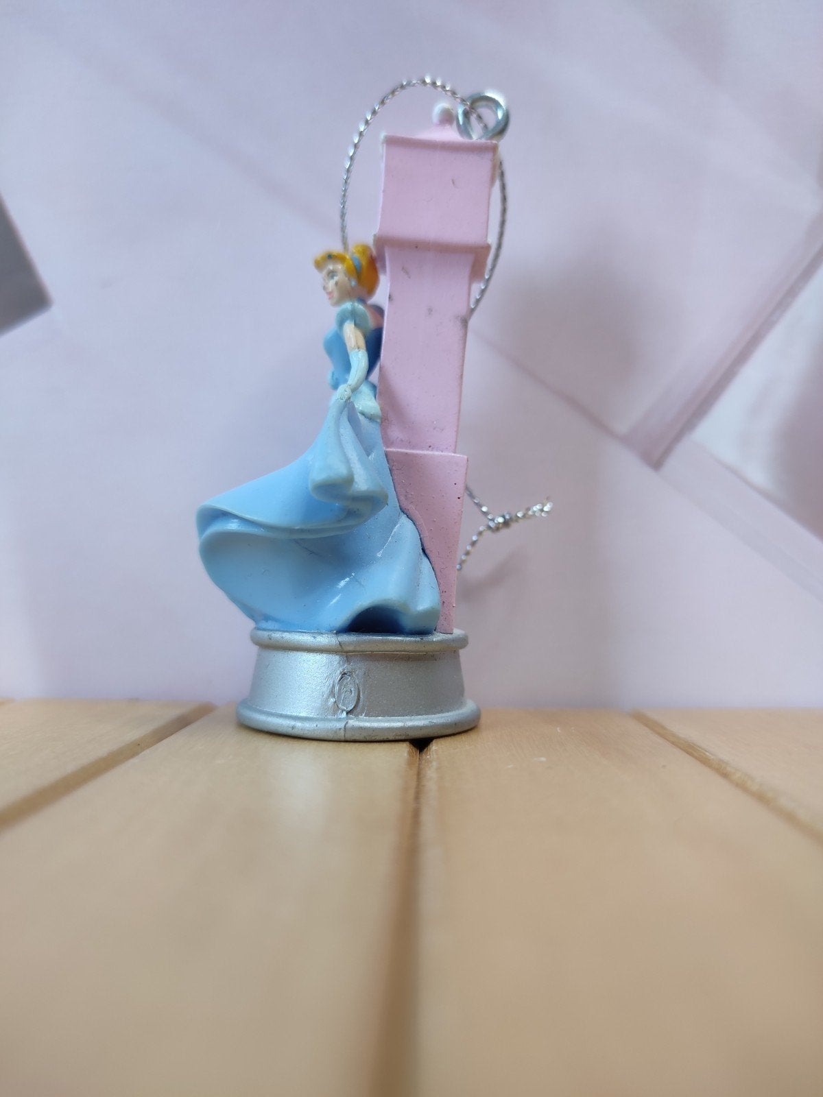 Assepoester klok hangend ornament Disney, Verzenden, Assepoester of Belle, Zo goed als nieuw, Beeldje of Figuurtje