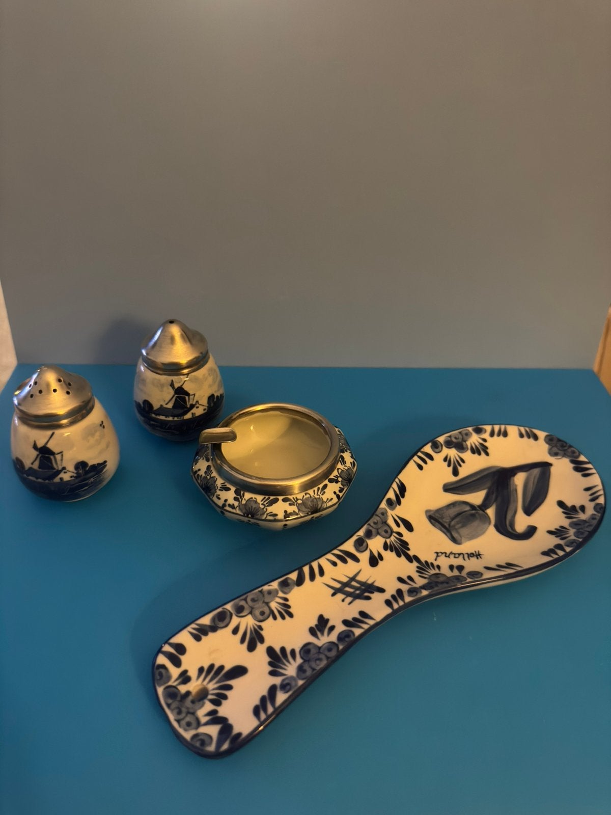 Porseleinen zoutstrooier, lepel en asbak uit Delft., Antiek en Kunst, Ophalen of Verzenden