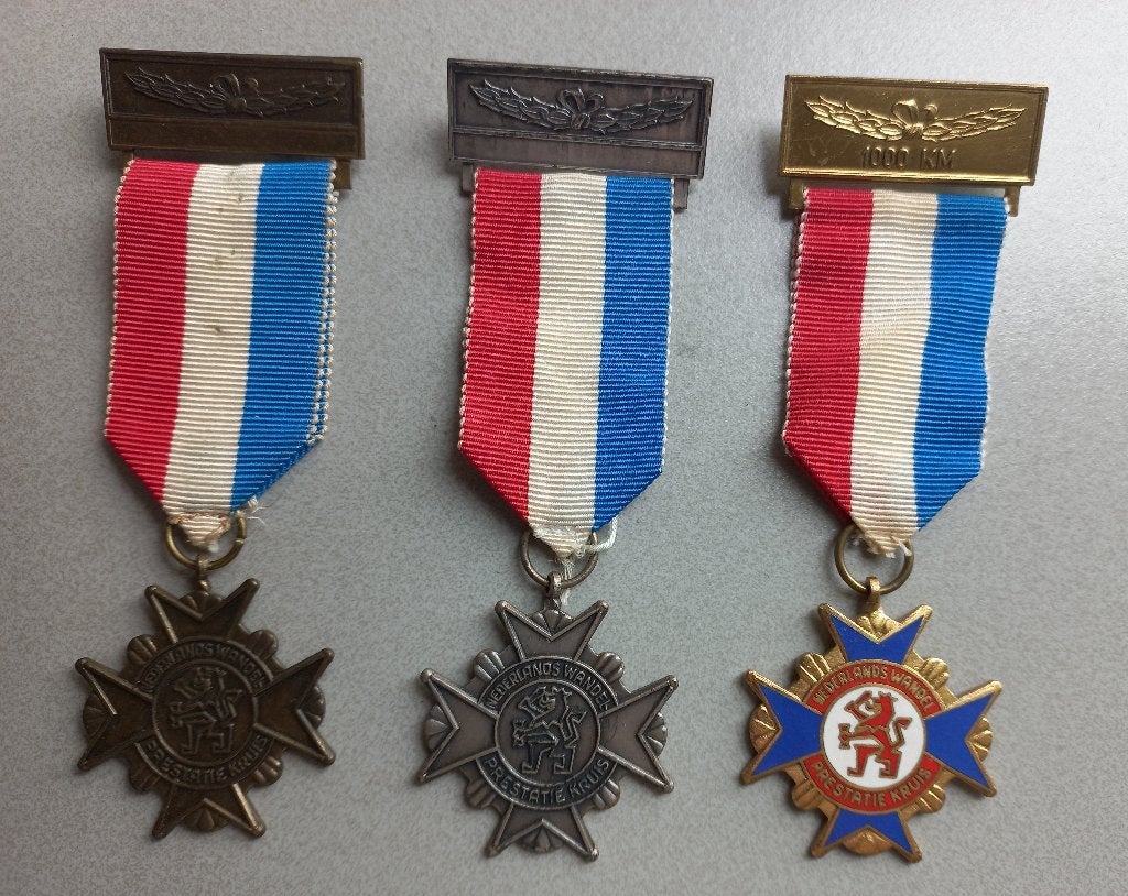 Medaille 3x Ned. Wandelprestatiekruis 250 km 500 km 1000 km, Postzegels en Munten, Penningen en Medailles, Ophalen of Verzenden