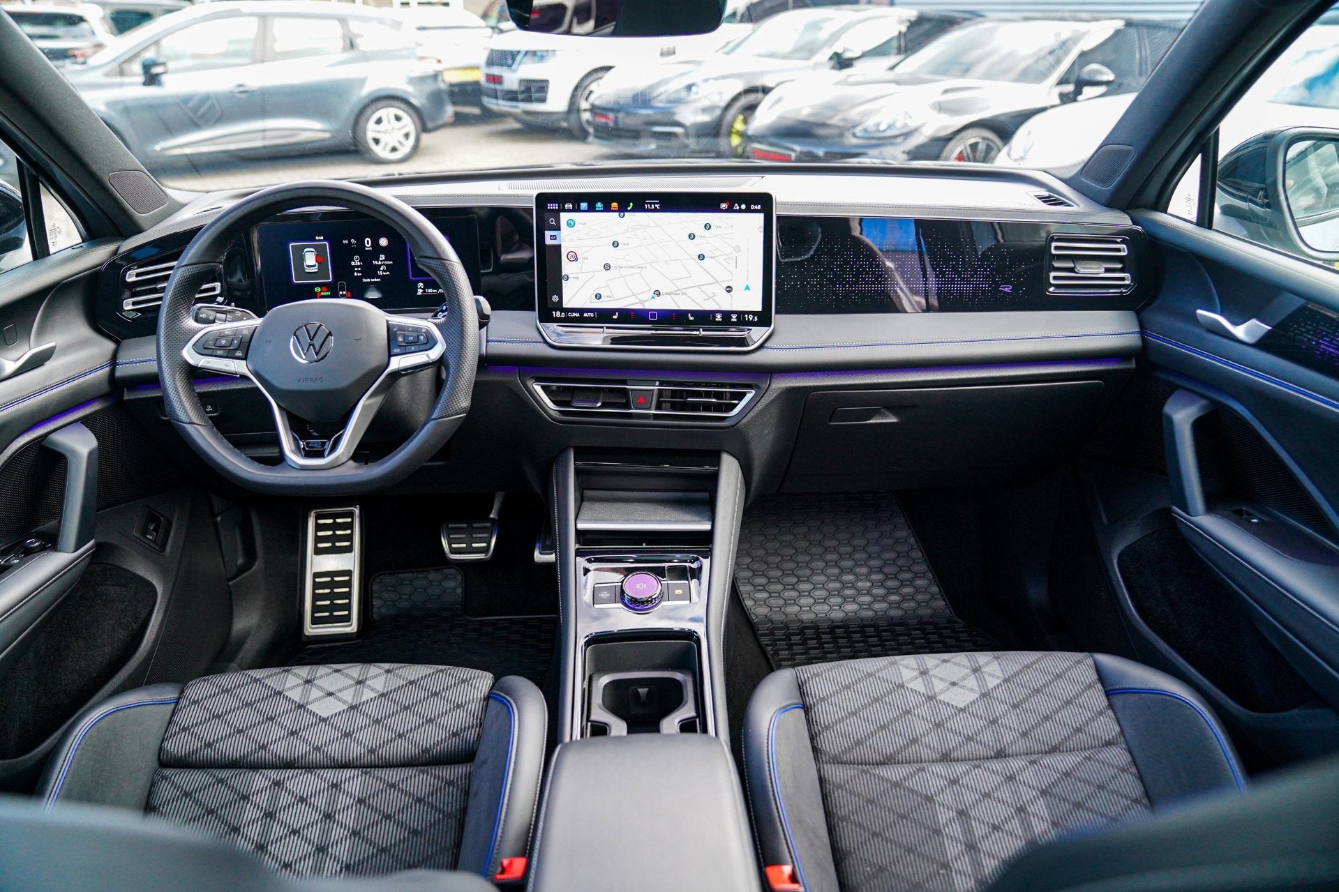 Volkswagen Tiguan 1.5 eTSI R-Line Edition | 360 camera | Mas, Dealer onderhouden, 1498 cc, Zwart, 4 cilinders