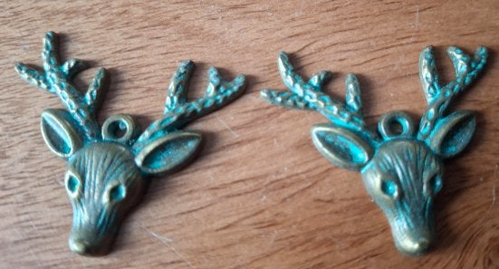 2 koper oxide kleur hangers hert. 36x31,4 mm, Ophalen of Verzenden, Nieuw, Bedel
