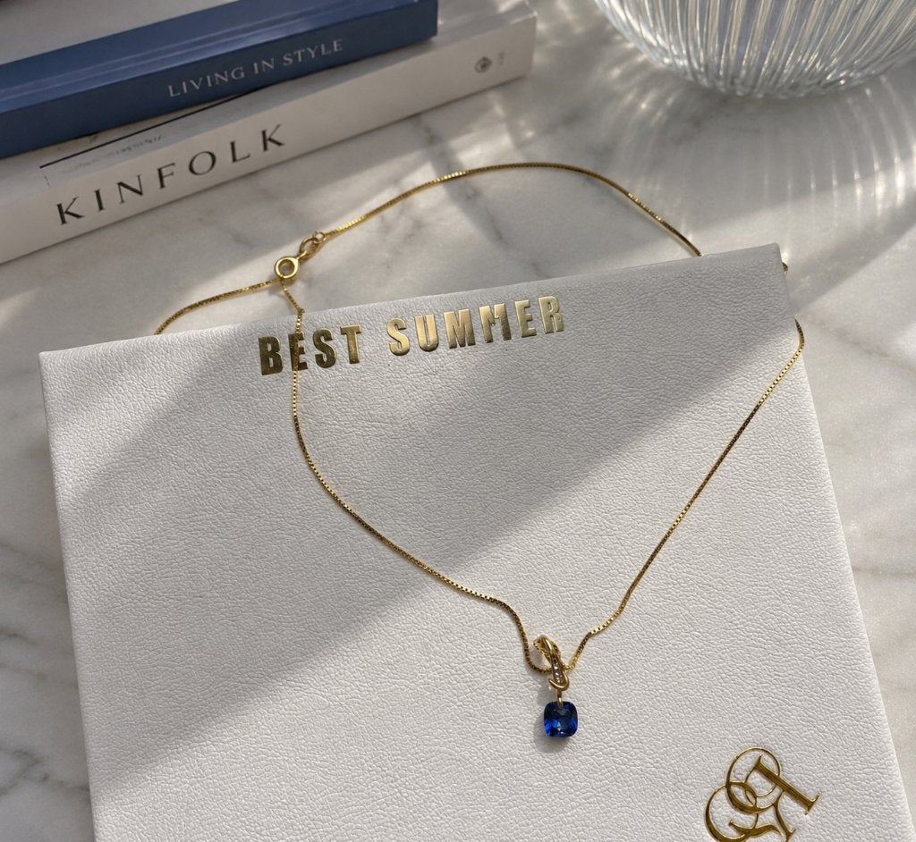Collier Ketting met hanger saffier in cushion vorm, Blauw, Ophalen of Verzenden, Zo goed als nieuw, Met edelsteen