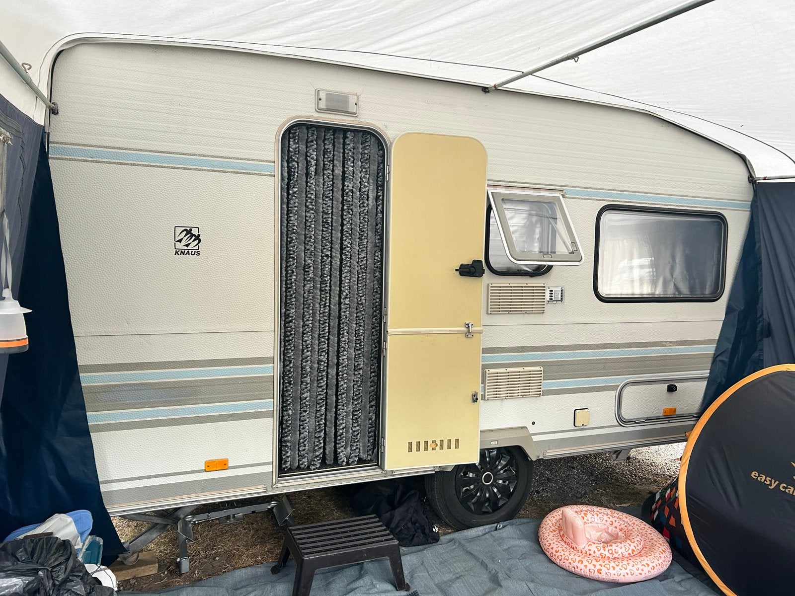 Lichtgewicht 4-persoons caravan met stapelbed en nieuw dakra, Stapelbed, Treinzit, Particulier, 500 - 750 kg