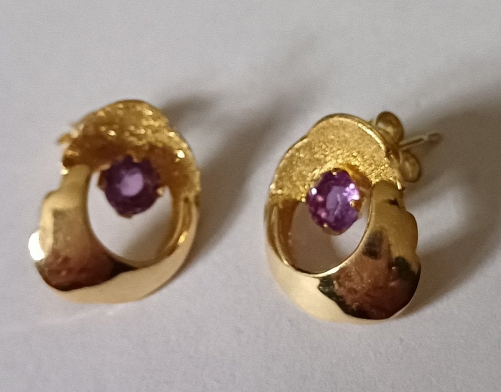 Gouden oorbellen met amethist steentje 18 karaat goud., Ophalen of Verzenden, Goud, Oorbellen, Met edelsteen