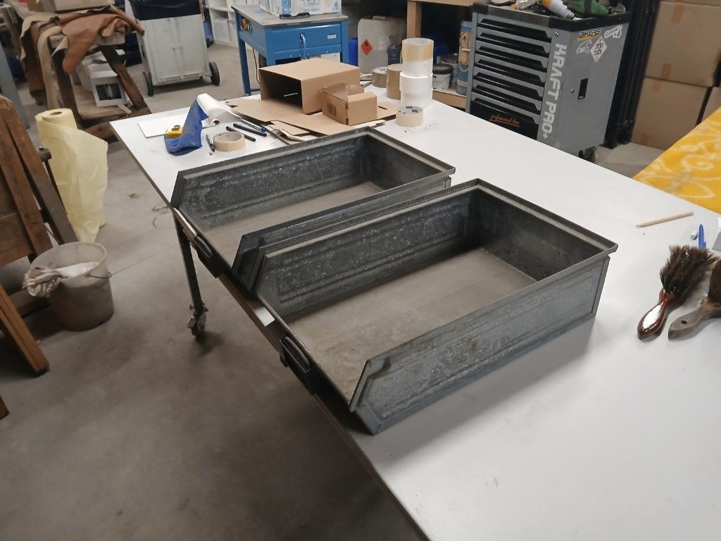 2 vintage metalen stapelbakken / magazijnbakken, Ophalen, Gebruikt, Overige typen, Minder dan 35 cm