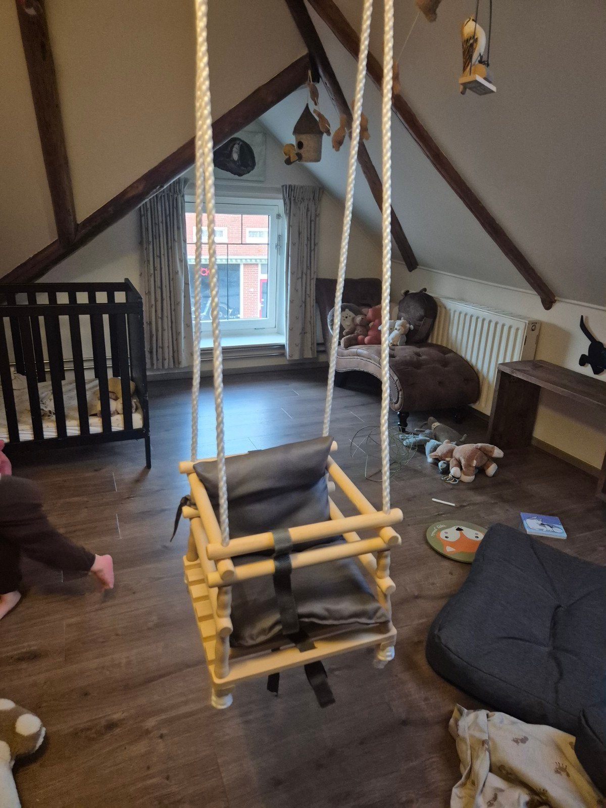 Houten babyschommel met kussens en veiligheidsgordel, Ophalen, Zo goed als nieuw, Schommel