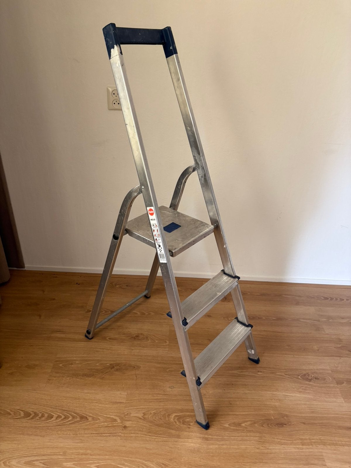 Hailo L40 Huishoudtrap met 3 Treden Aluminium, Doe-het-zelf en Verbouw, Ladders en Trappen, Ophalen, Trap, Zo goed als nieuw, Opvouwbaar of Inschuifbaar