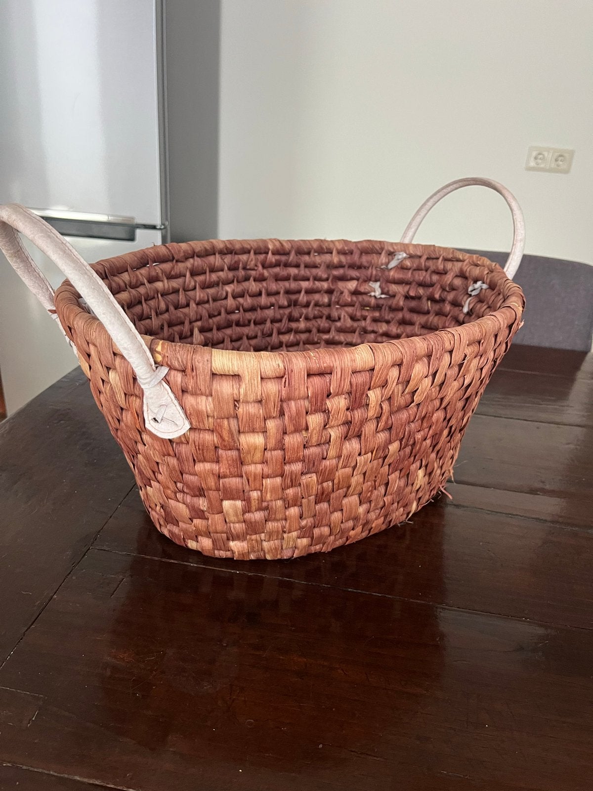 Decoratieve rieten mand met handvatten, Huis en Inrichting, Gevlochten, Mand, Ophalen of Verzenden, Zo goed als nieuw