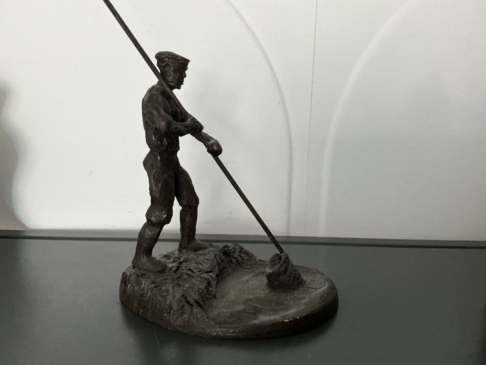 Bronzen beeldje van een visser, Antiek en Kunst, Minder dan 20 cm, Ophalen of Verzenden, Beeld, Bruin
