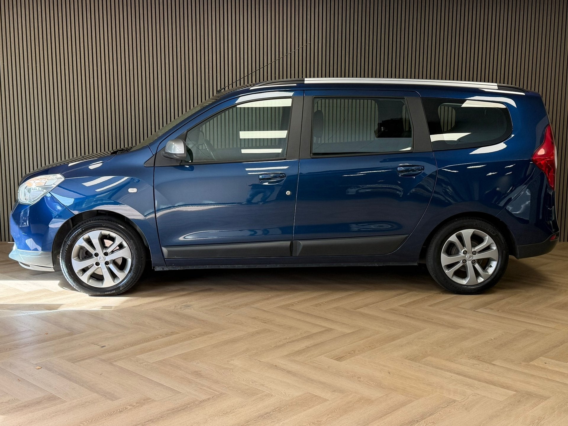 Dacia Lodgy 1.2 TCe 10th Anniversary 5p. TREKHAAK AIRCO CRUI, Auto's, Euro 6, 4 cilinders, Met garantie (alle), Blauw
