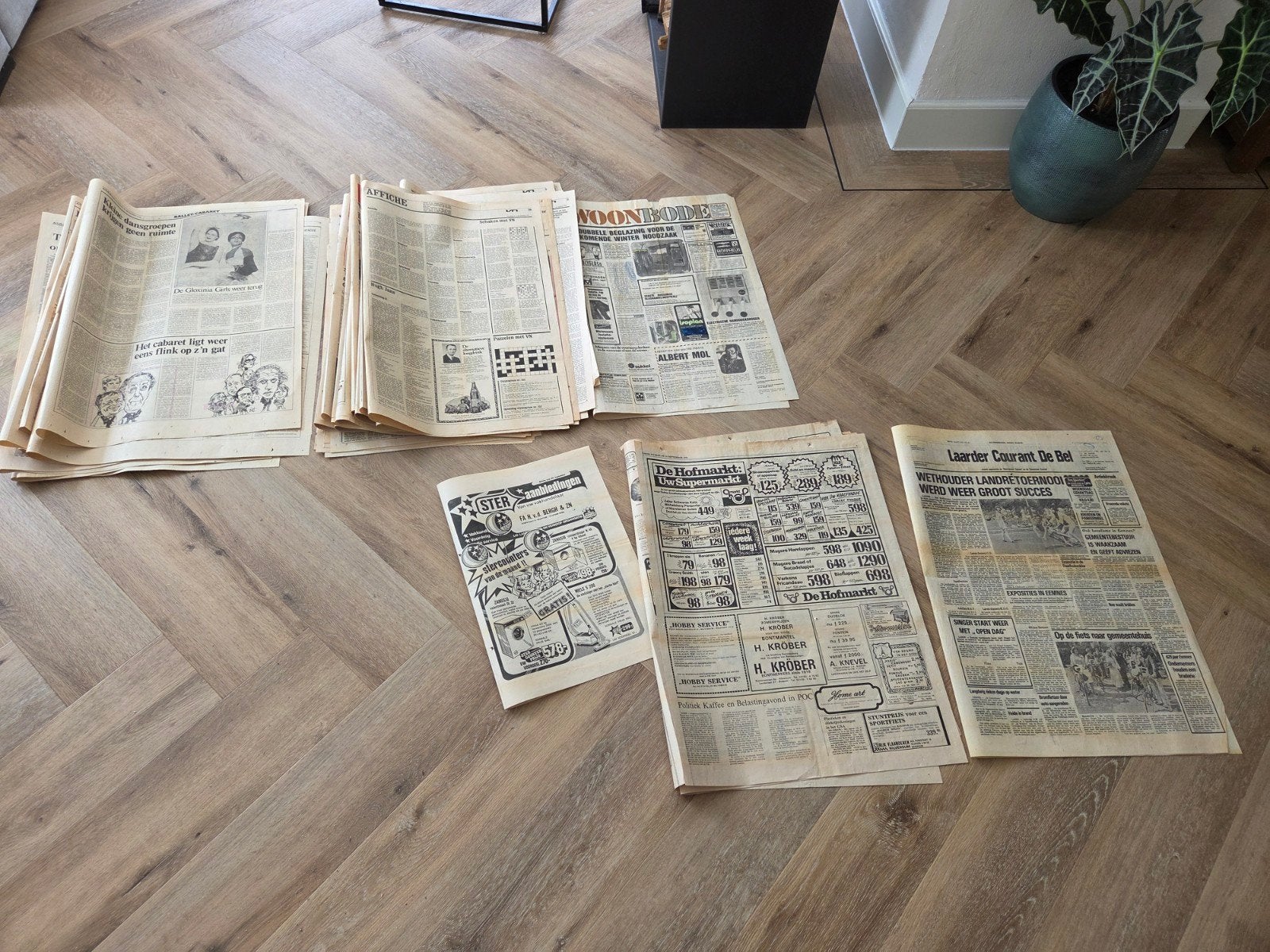 Aantal oude kranten uit 1976, Volkskrant, Vrij Nederland etc, Ophalen, Gelezen, Krant