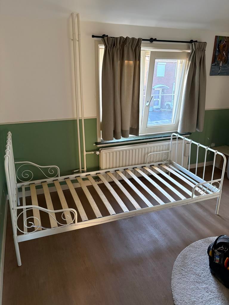 Wit metalen eenpersoonsbed met lattenbodem, Huis en Inrichting, Slaapkamer | Bedden, Ophalen, Gebruikt, 90 cm, Eenpersoons