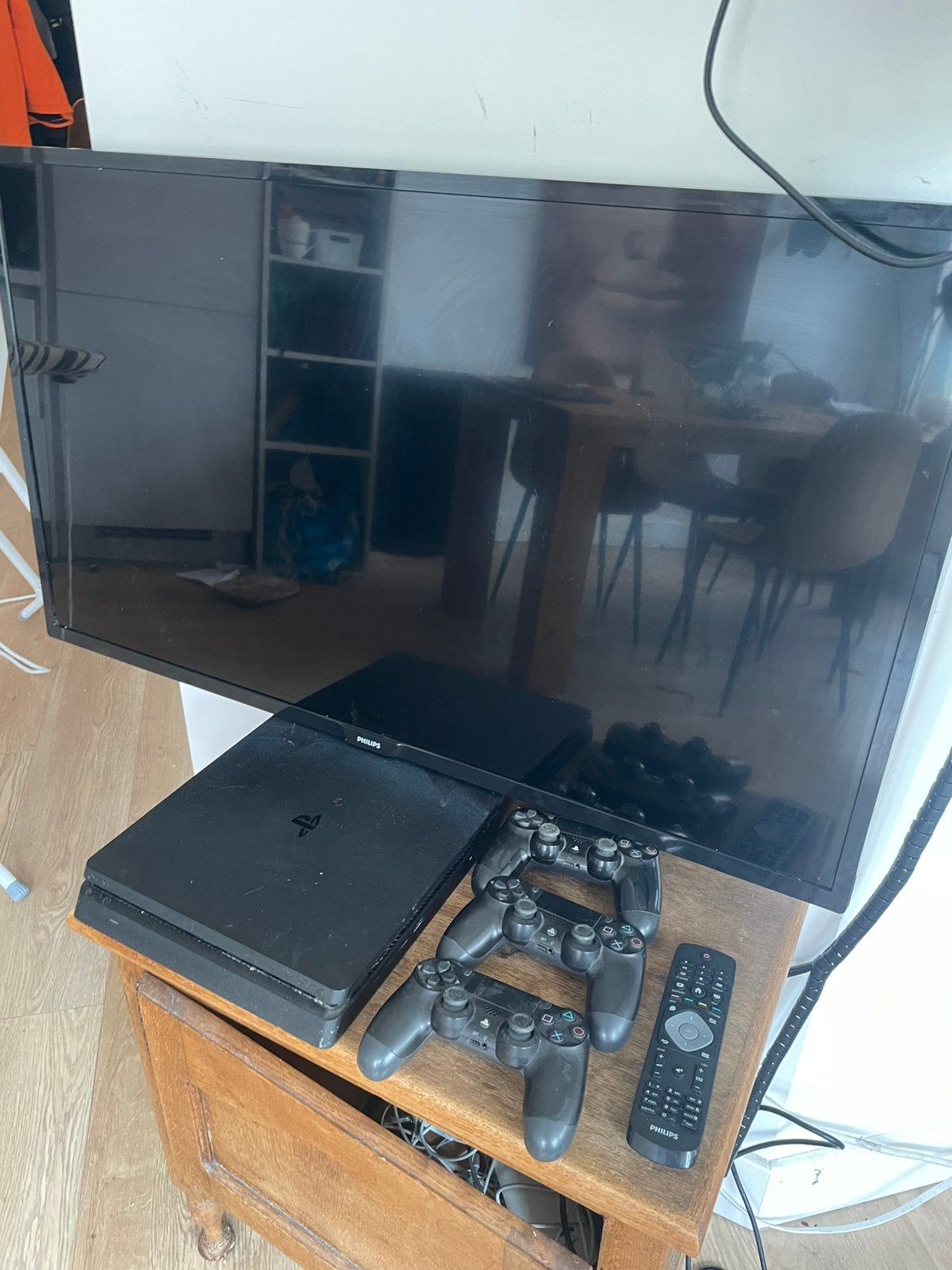 Philips 39” TV + PS4 met 3 controllers (ook los te koop), Spelcomputers en Games, Spelcomputers | Sony PlayStation 4, Ophalen of Verzenden