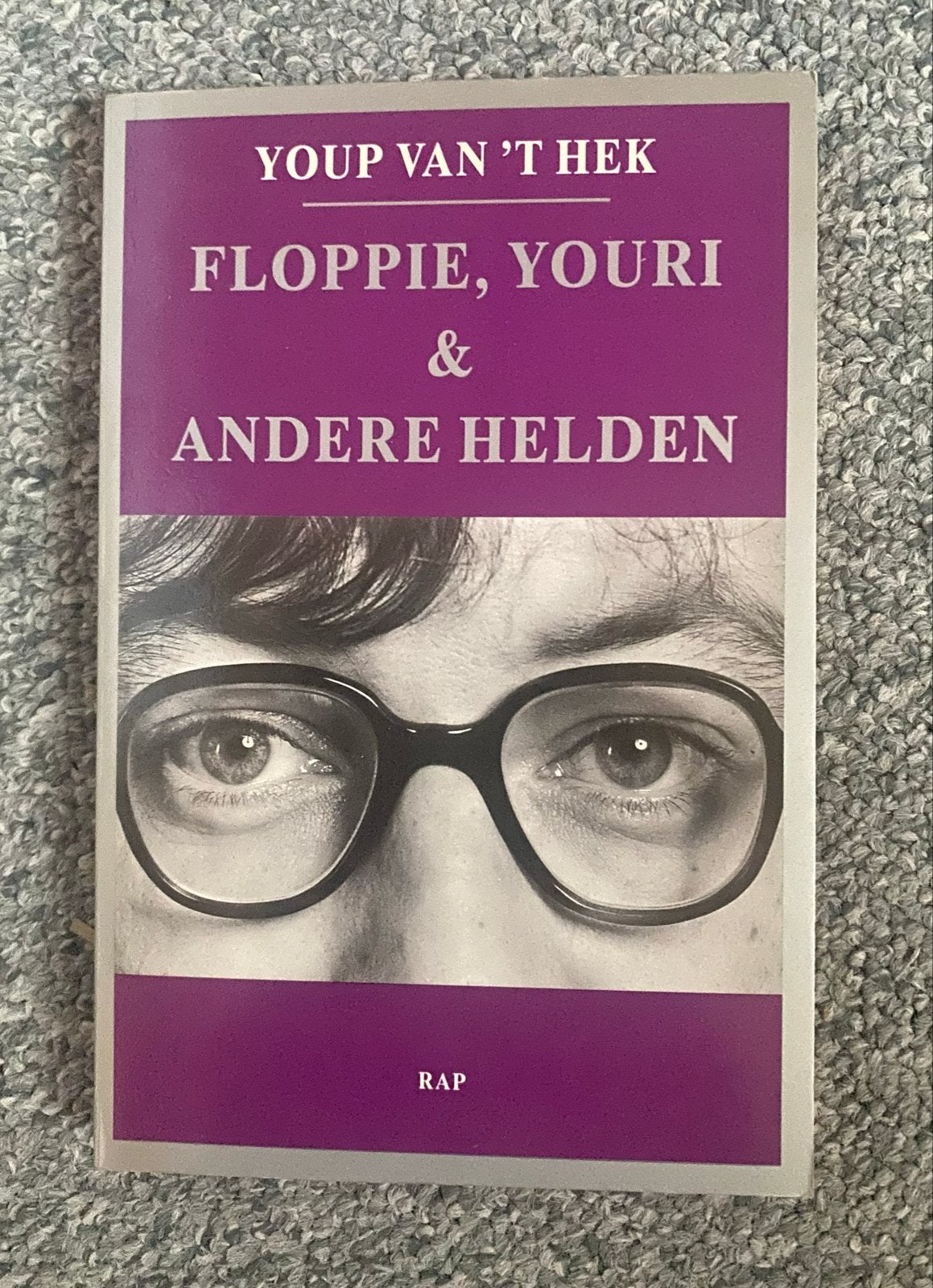 Boek: Floppie, Youri & Andere Helden - Youp van 't Hek, Ophalen of Verzenden, Zo goed als nieuw, Verhalen