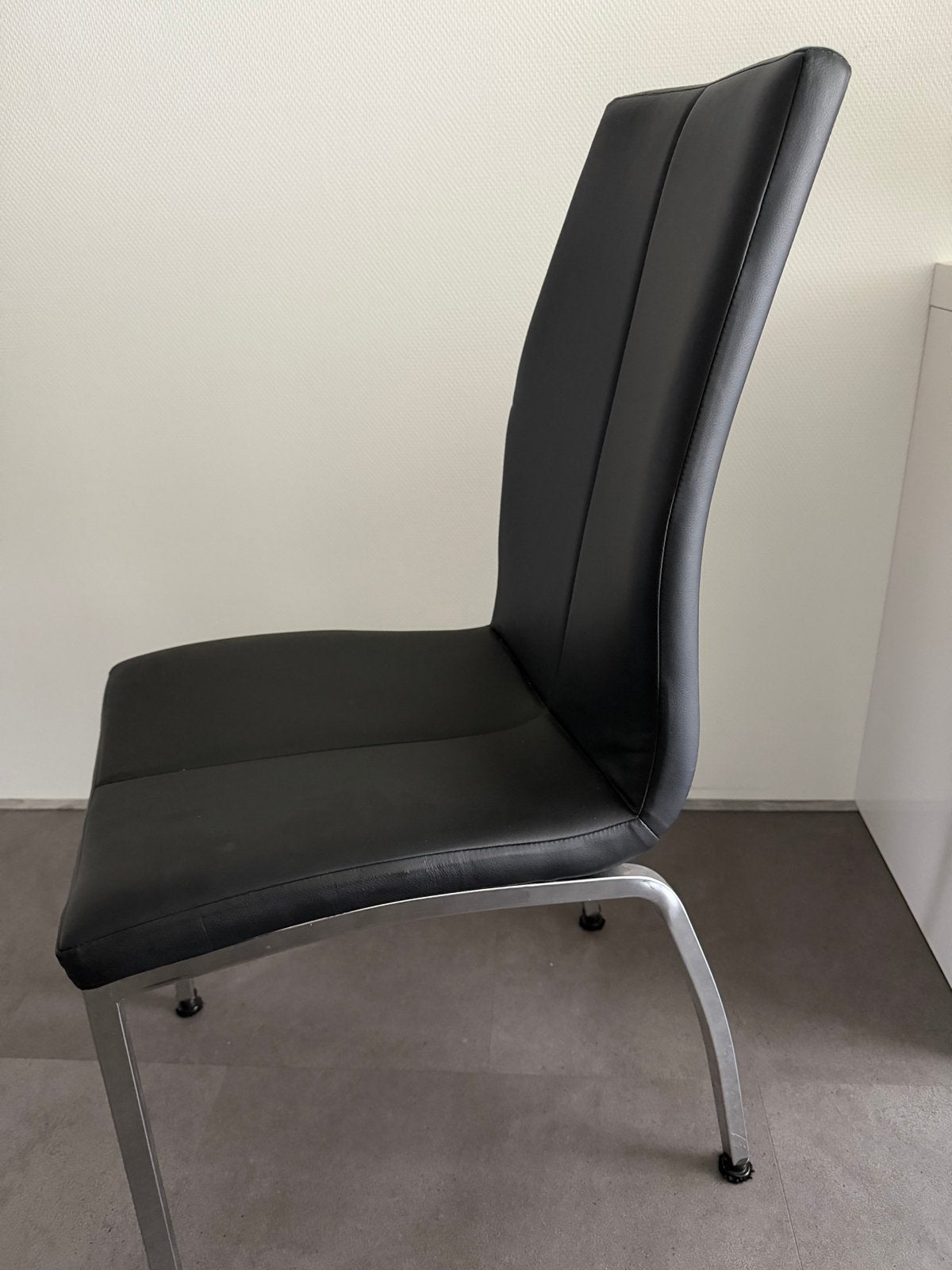 2 Zwarte eetkamerstoelen met chromen onderstel, Ophalen, Gebruikt, Zwart, Metaal