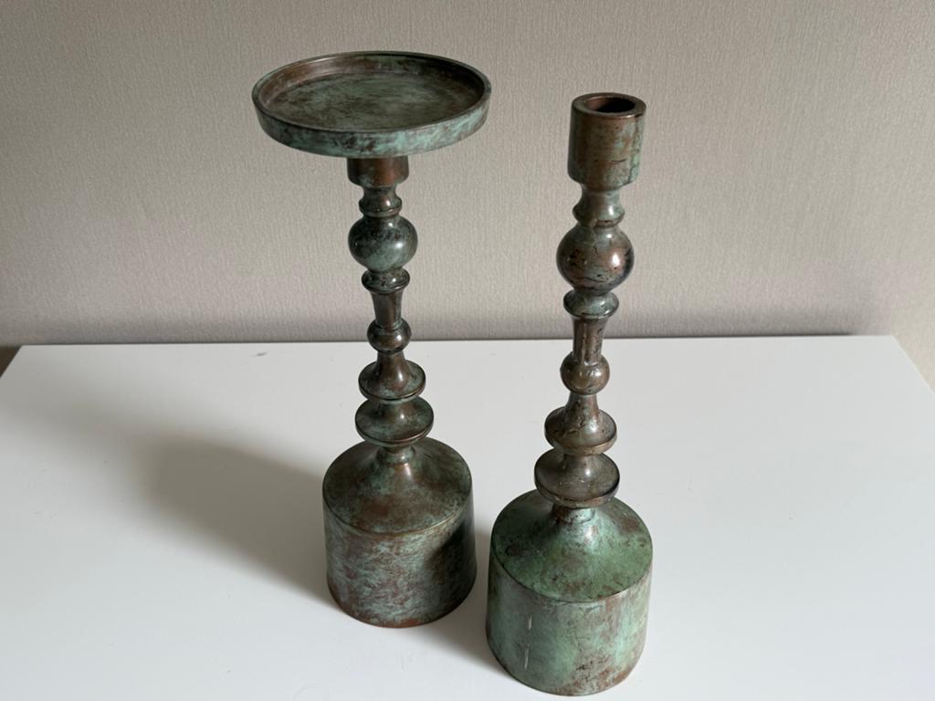 Set van 2 kandelaars met patina, Antiek en Kunst, Antiek | Kandelaars, Overige materialen, Ophalen
