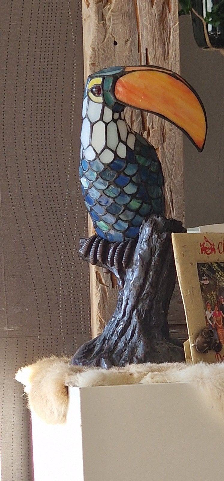Tiffanylamp Toekan - Unieke en kleurrijke tafellamp, Huis en Inrichting, Meerkleurig, E14 (klein), Ophalen of Verzenden, Zo goed als nieuw