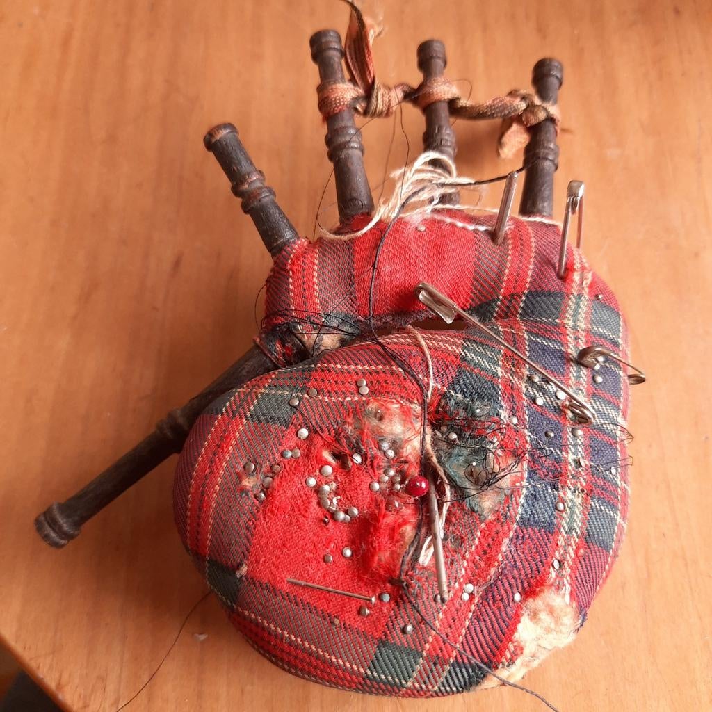 SCHOTLAND: Antiek Schots Tartan Speldenkussen Doedelzak, Antiek en Kunst, Verzenden