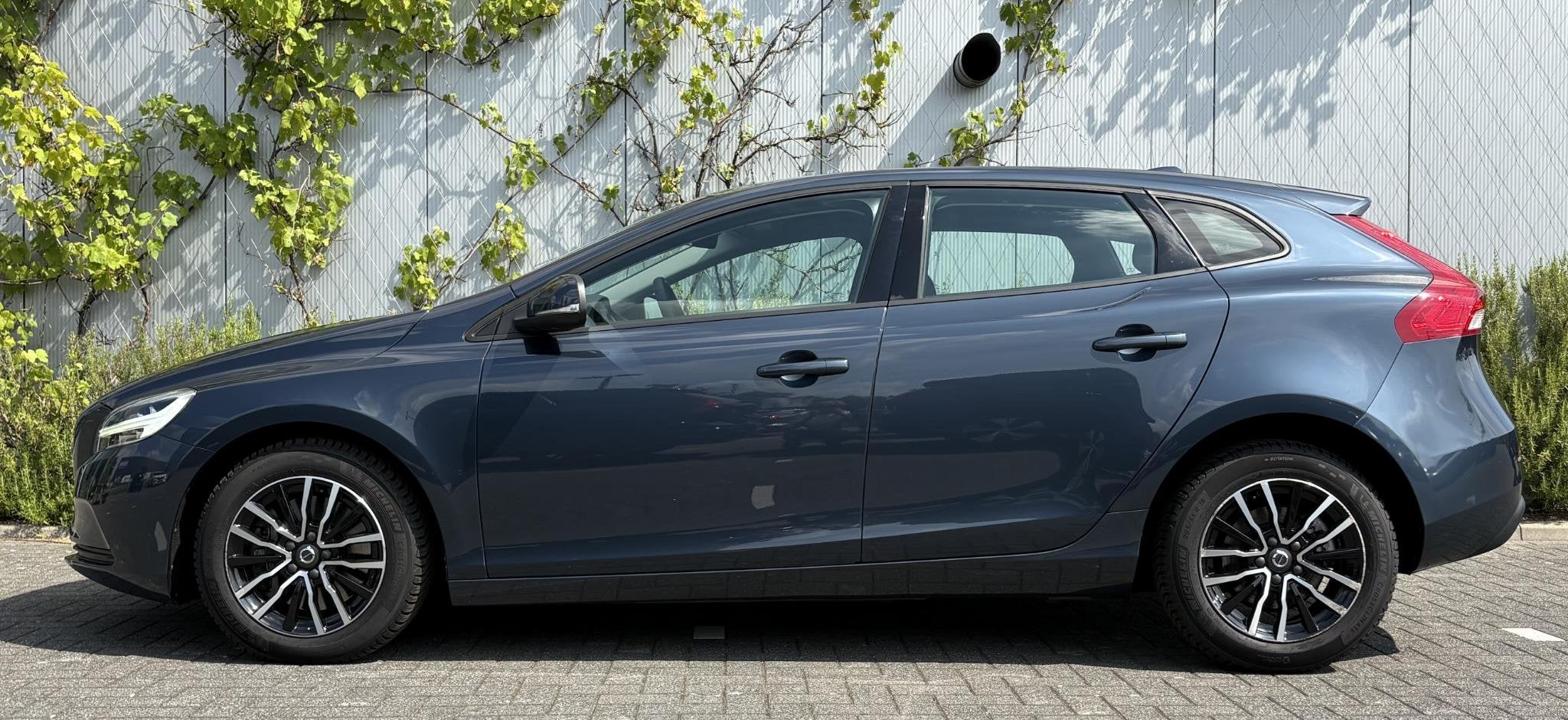 Volvo V40 1.5 T2 Polar+ | Navigatie | Stoelverwarming | Blue, 12 maanden, Euro 6, Blauw, Leder en Stof