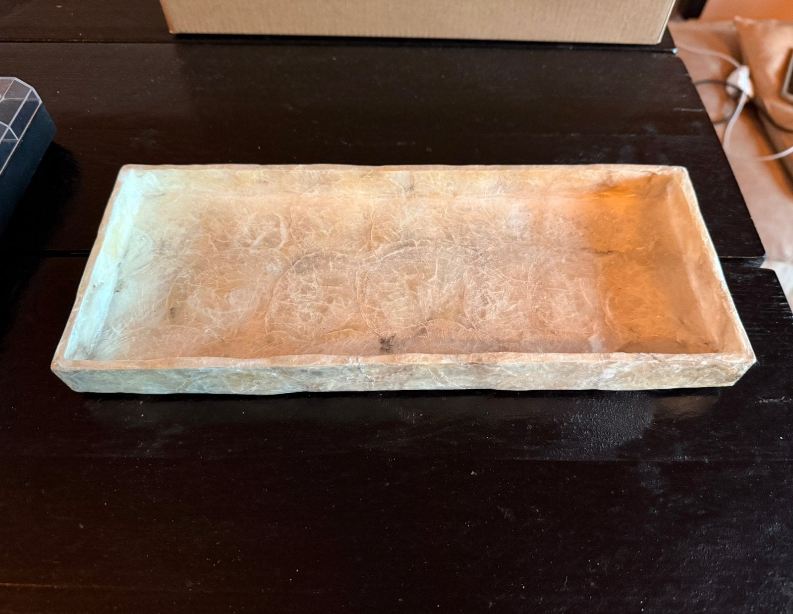 Mooie kunststof tray gemaakt van oa. schelpmateriaal, Huis en Inrichting, Woonaccessoires | Schalen en Manden, Ophalen, Zo goed als nieuw