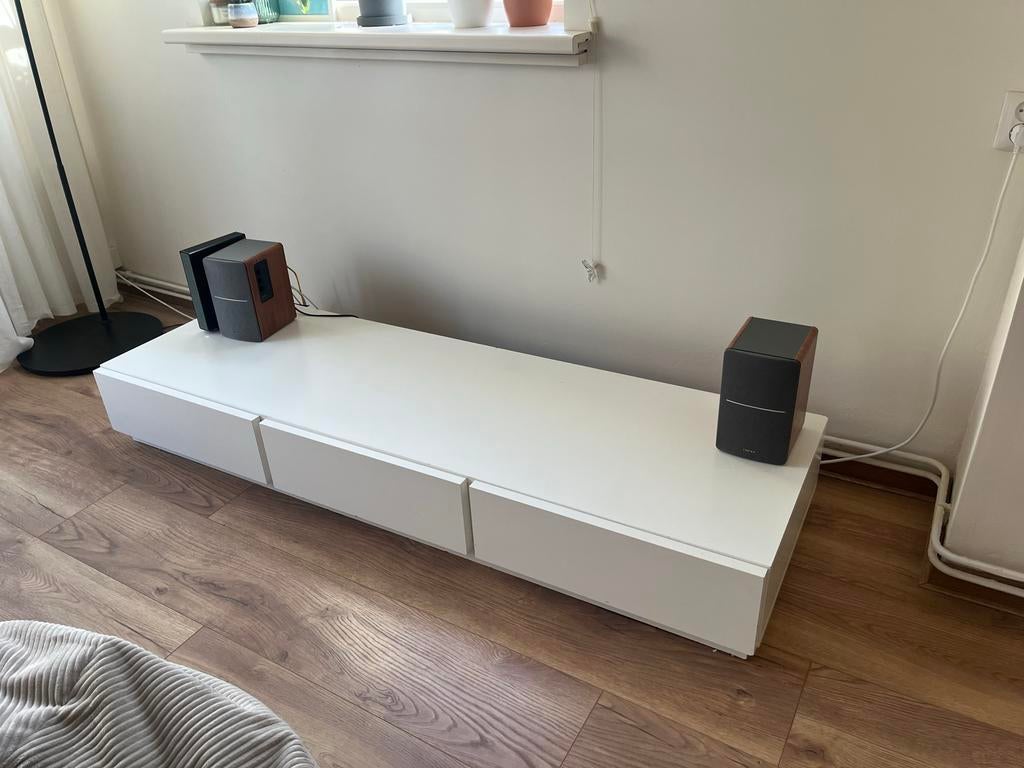 Modern wit tv-meubel - 180x25x57 cm - Goede staat, Wit, Tweepersoons, Ophalen of Verzenden, Zo goed als nieuw