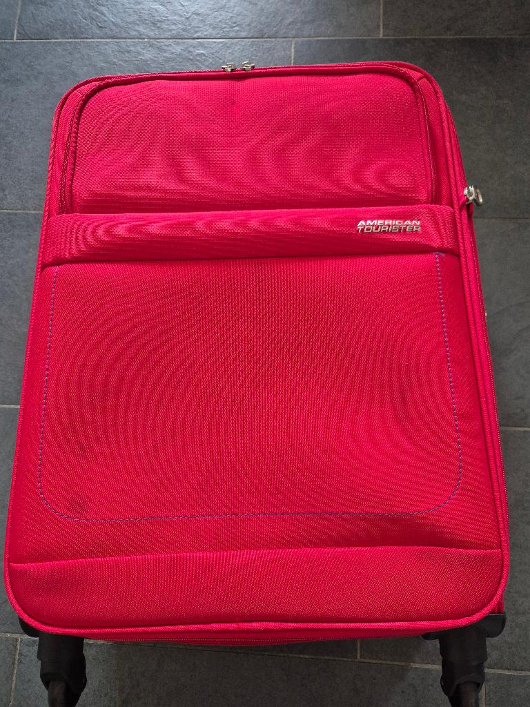 Koffer American Tourister, Sieraden, Tassen en Uiterlijk, Koffers, Zo goed als nieuw, Zacht kunststof, 35 tot 45 cm, Wieltjes