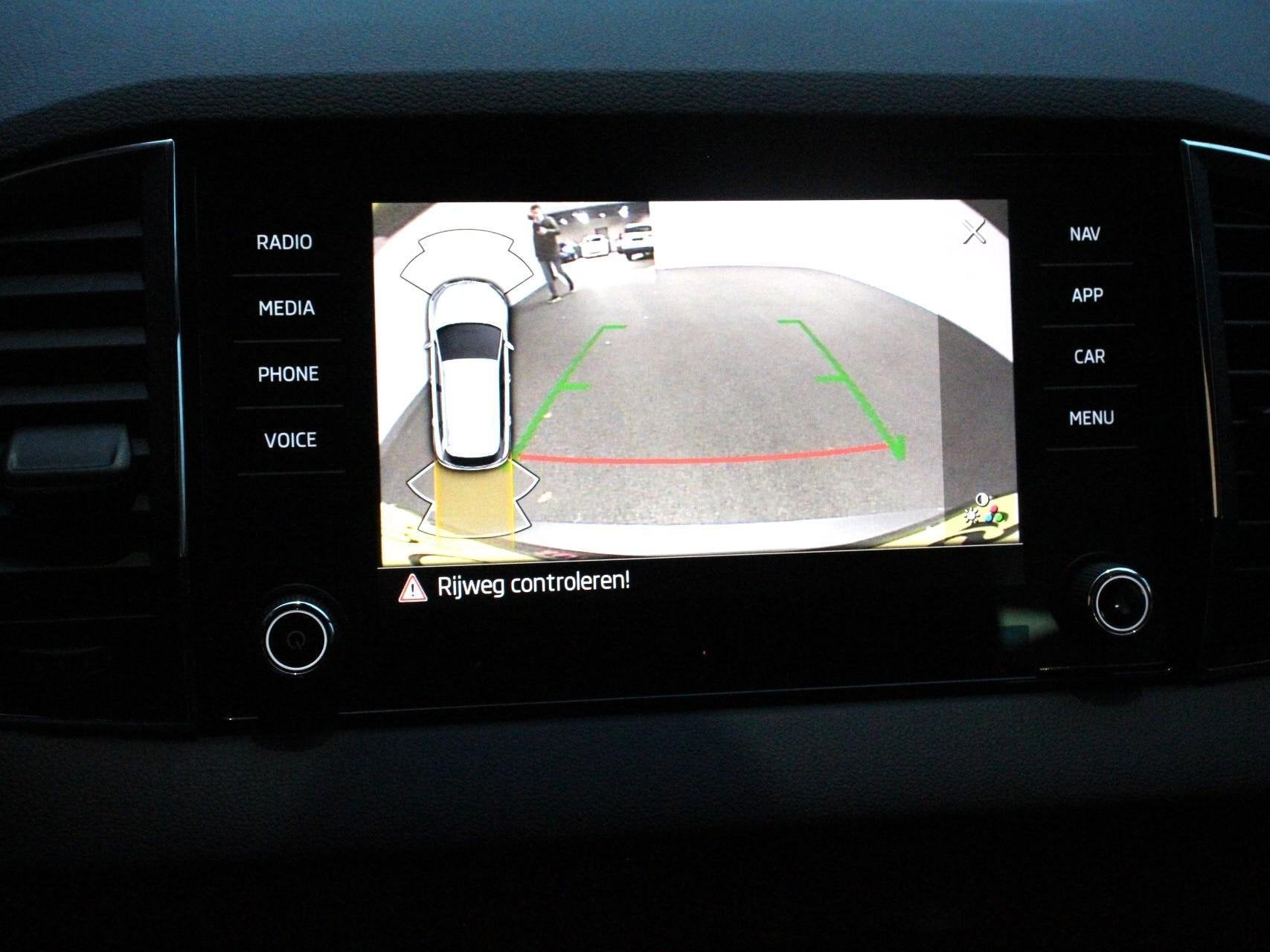 Skoda Karoq 1.5 TSI 150pk DSG Ambition Navigatie Apple Carpl, Stof, 4 cilinders, Bedrijf, 1308 kg