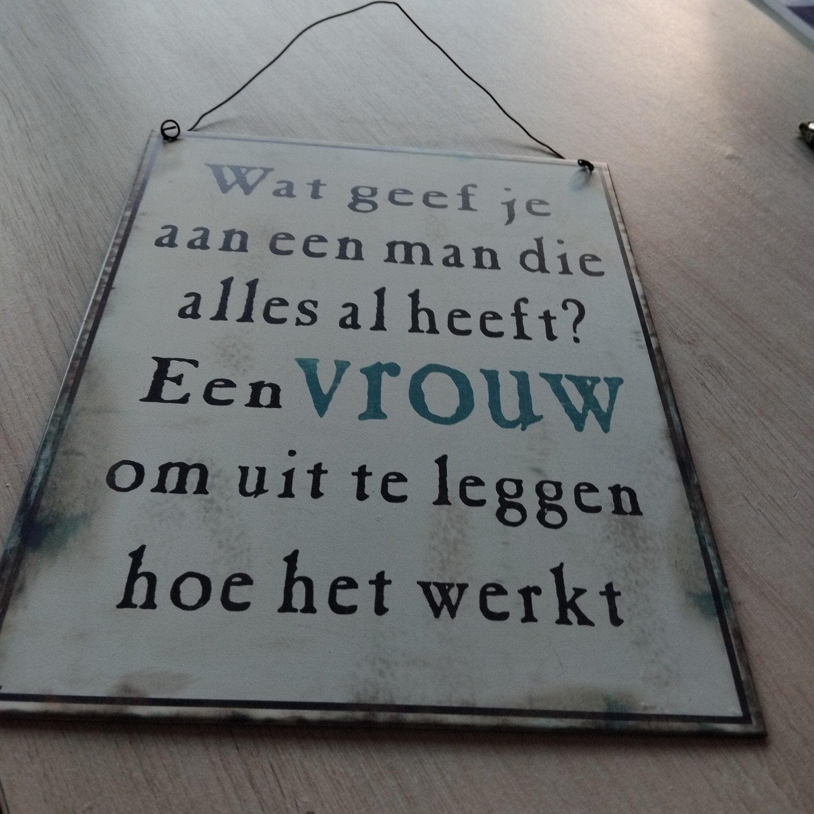 Decoratief Bord met Spreuk: 'Wat geef je een man...', Gebruikt, Meerkleurig, Overige materialen, Overige stijlen