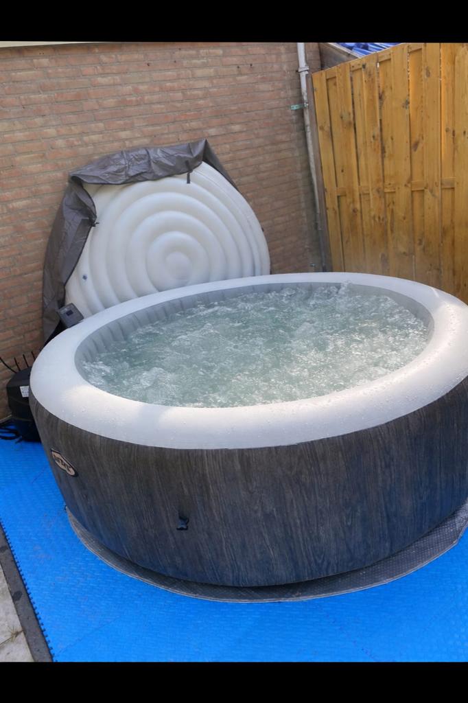 Jacuzzi 6-personen, Tuin en Terras, Bubbelbaden en Hottubs, Zo goed als nieuw, Opblaasbaar, Afdekzeil, Ophalen