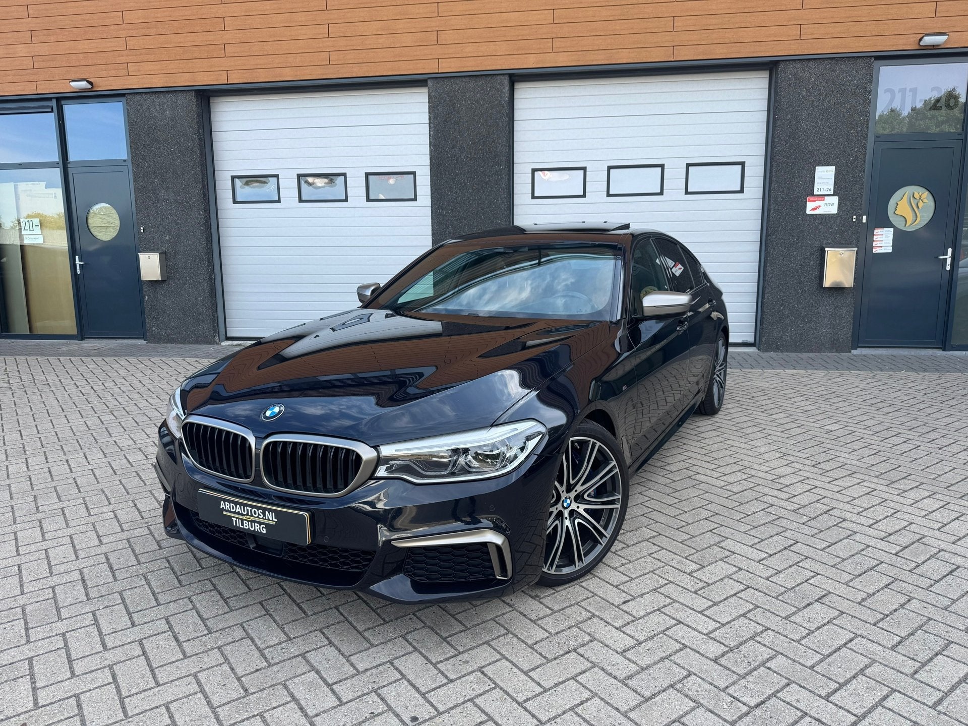 BMW 5-serie M550i xDrive High Executive Massage-Head Up, Auto's, Automaat, Dealer onderhouden, Gebruikt, 2000 kg
