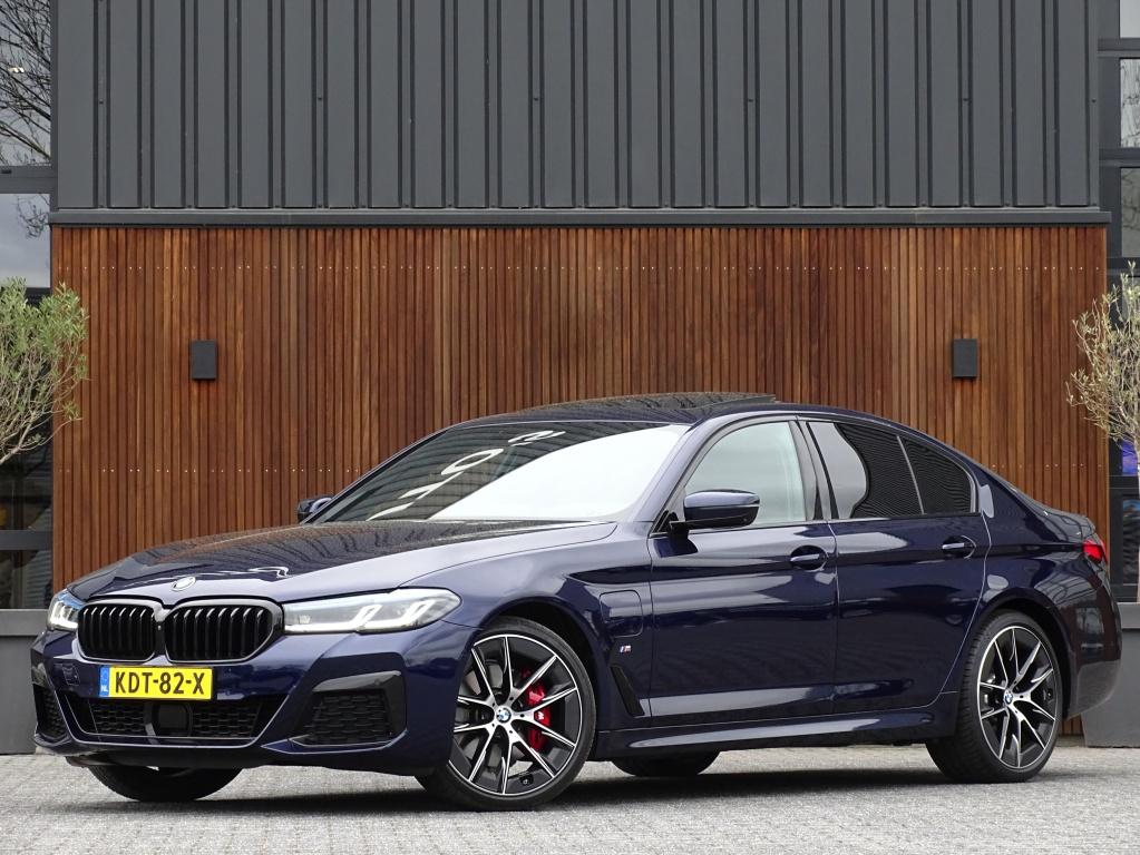 BMW 5 Serie 530e 292PK X-Drive M-Sport / Softclose / Individ, Auto's, 1998 cc, Gebruikt, 2000 kg, Blauw