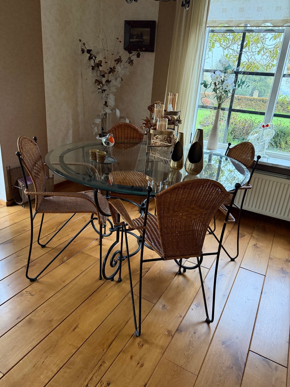 Glazen eettafel met metalen onderstel en 4 rotan stoelen, Ophalen, Gebruikt, 100 tot 150 cm, Rond