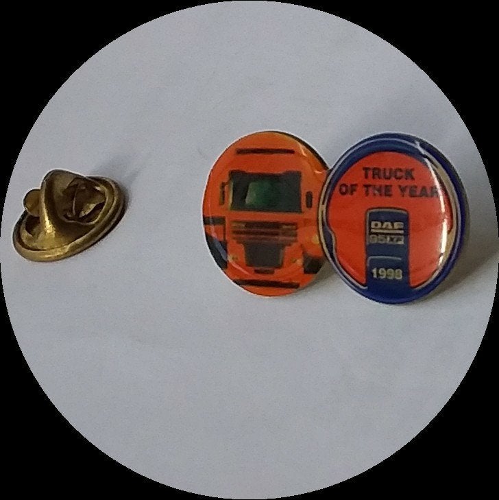 DAF XF  truck of the year 1998 pin, Verzamelen, Speldjes, Pins en Buttons, Ophalen of Verzenden, Zo goed als nieuw, Transport