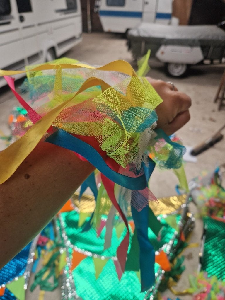 Foto 8 van Carnavalskleding loopgroep optocht/stoet vlaggentjes pakken