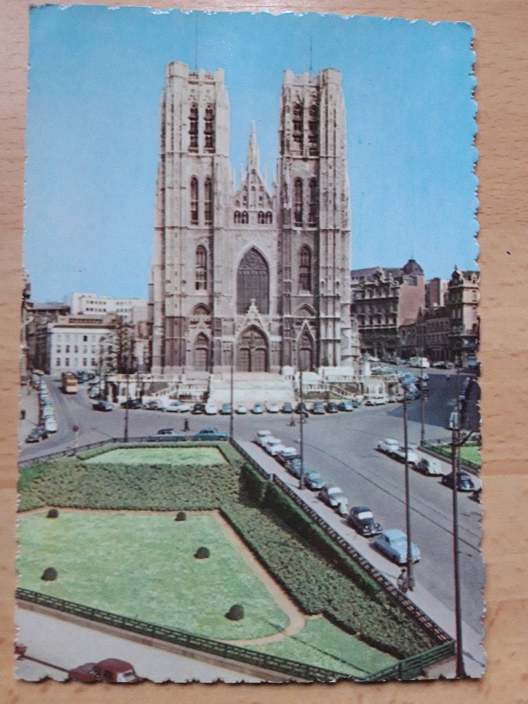Brussel Sint Gudulakerk, veel auto's.. mooi zoekplaatje, Ophalen of Verzenden, 1940 tot 1960, Ongelopen, Brussel (Gewest)